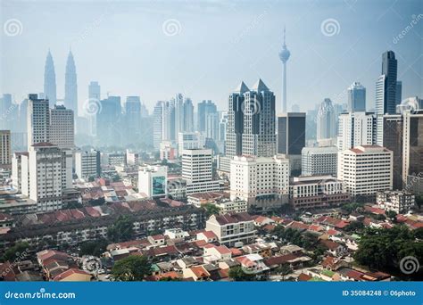  Urban Transformation: Navigating Kuala Lumpur's Shifting Landscape -  A captivating exploration of urban renewal and its intricate social tapestry!